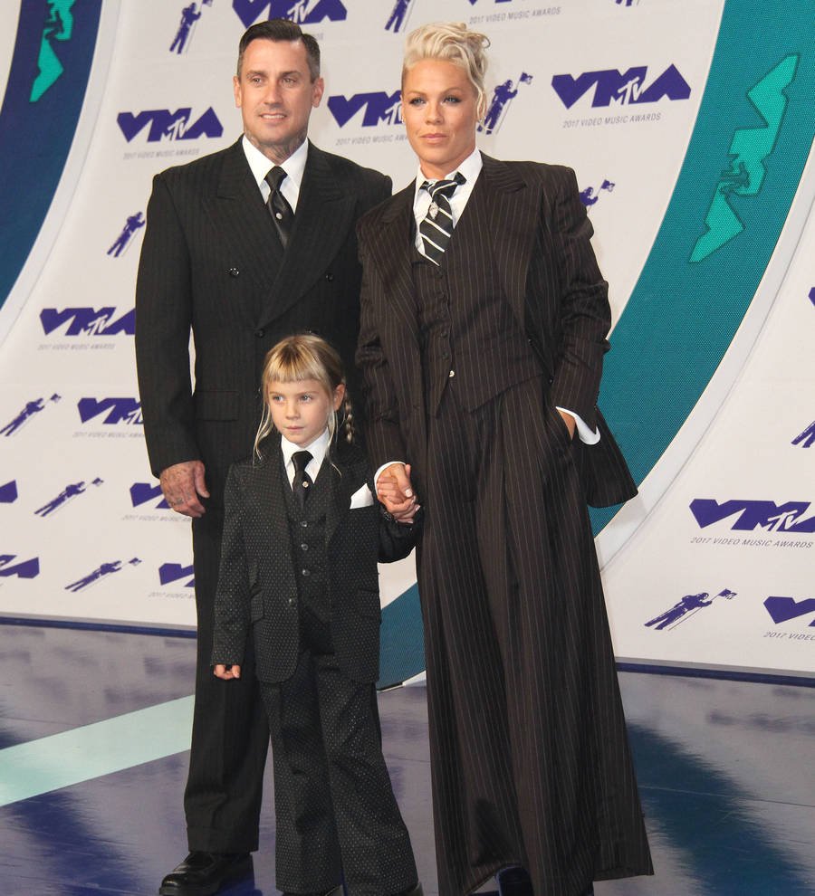 Pink tells her daughter she isn't 'ugly' in moving MTV speech