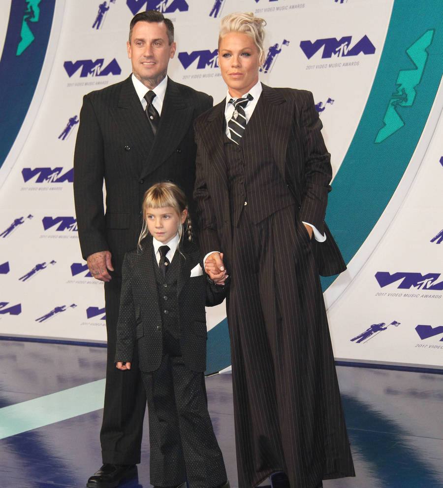 Pink tells her daughter she isn't 'ugly' in moving MTV speech