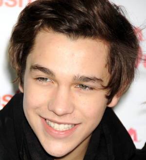 Austin Mahone treats lucky fans to Valentine's Day date