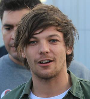 Louis Tomlinson flies pregnant stylist to U.K. gig