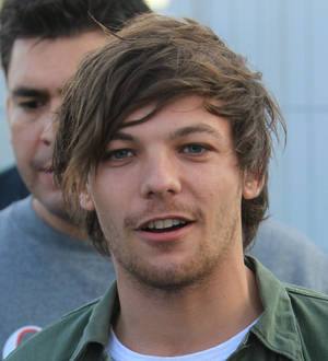 Louis Tomlinson rips off Liam Payne's shirt at One Direction gig