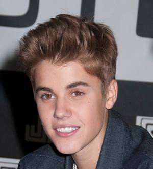 Bieber accidentally handed fan MuchMusic Video Awards trophy