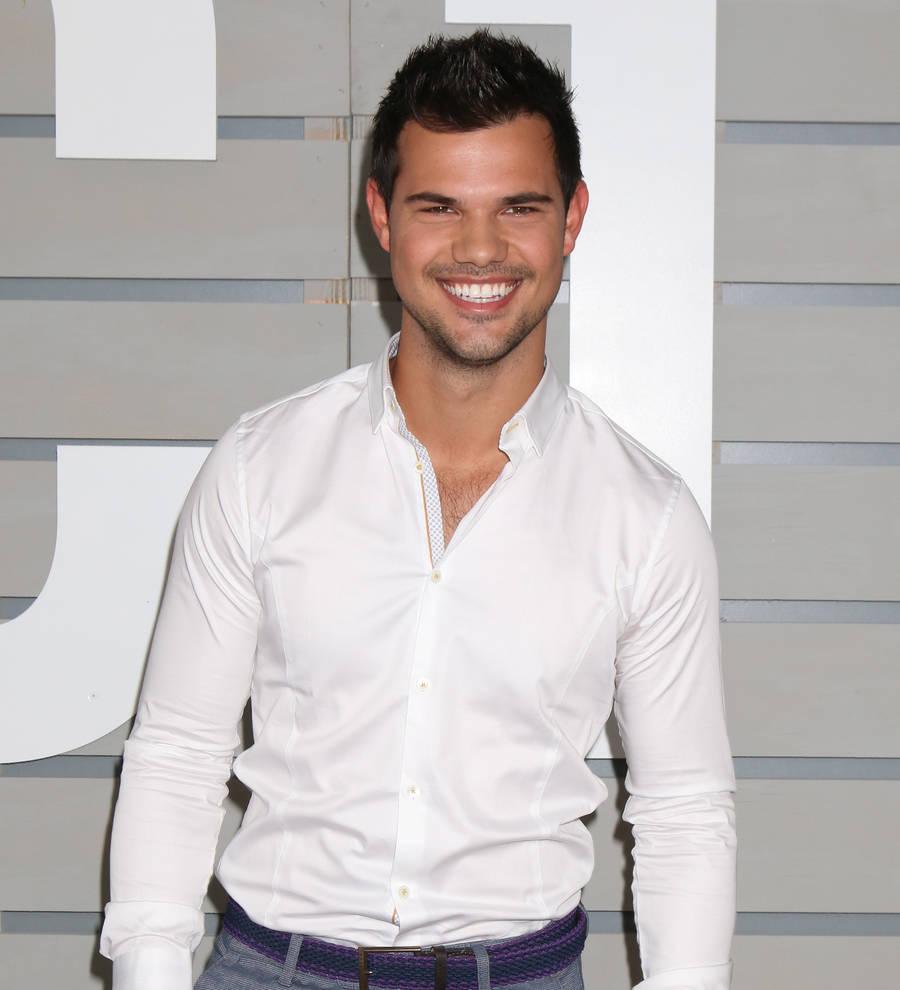Taylor Lautner spotted kissing co-star Billie Lourd - report