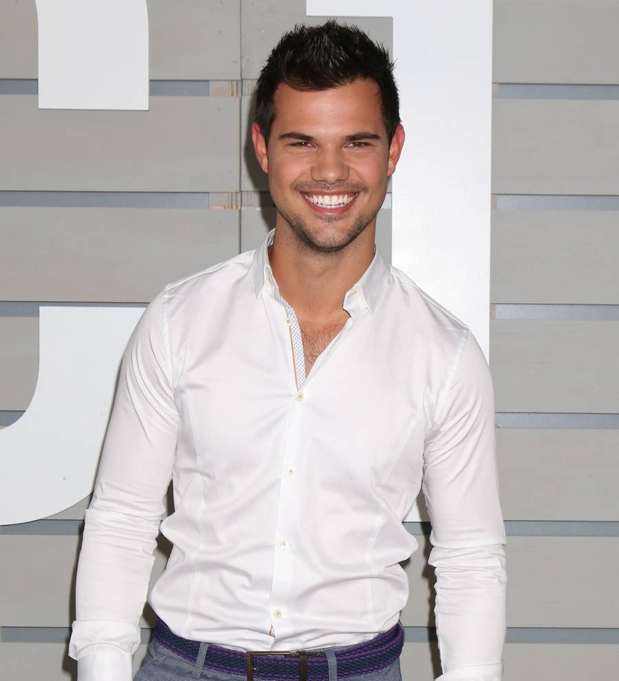 Taylor Lautner spotted kissing co-star Billie Lourd - report