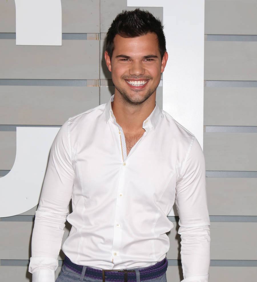 Taylor Lautner spotted kissing co-star Billie Lourd - report