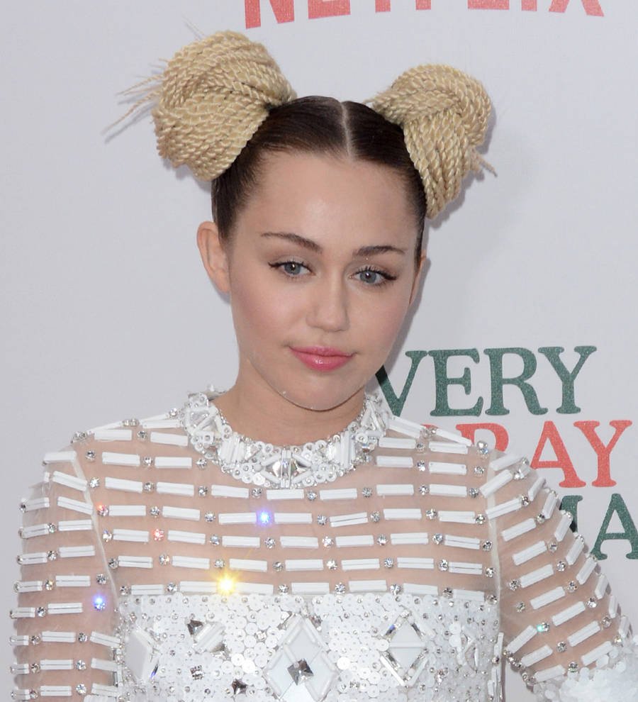 Miley Cyrus surprises with Billy Idol duet