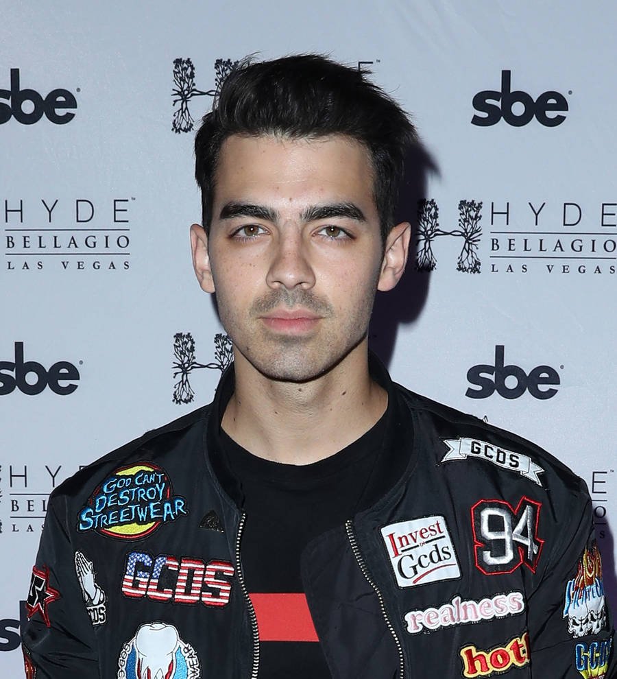 Joe Jonas sparks dating rumors with young model