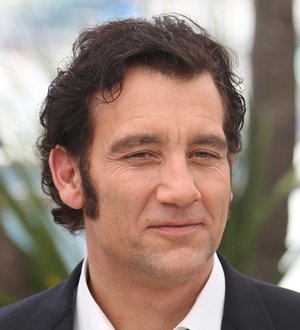 Clive Owen trapped in elevator in Cannes