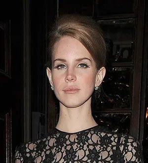 Lana Del Rey serenades fashion pack at Mulberry dinner