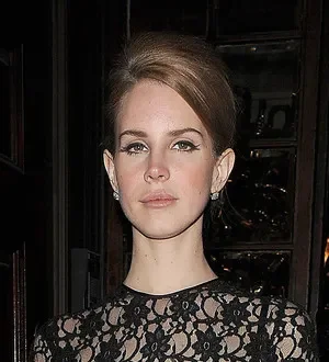 Lana Del Rey serenades fashion pack at Mulberry dinner