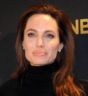 Angelina Jolie shaken in car prang