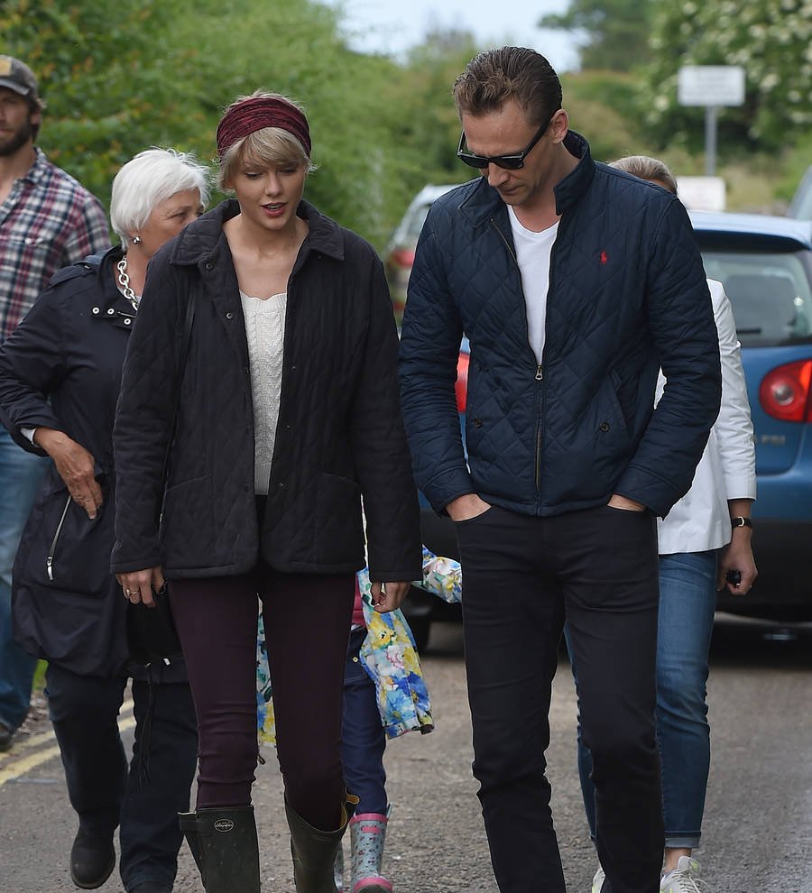 Tom Hiddleston declares love for Taylor Swift with T-shirt choice