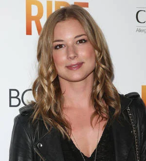 Emily VanCamp plays bridesmaid at sister's wedding