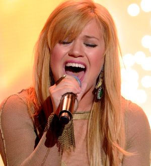 Kelly Clarkson and The Fray help pay stagehand's medical bills