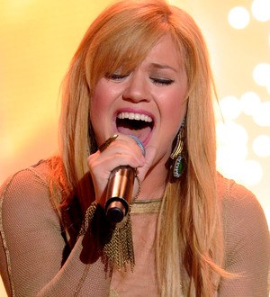 Kelly Clarkson and The Fray help pay stagehand's medical bills