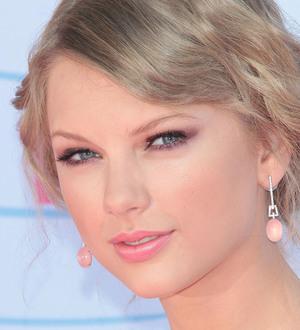 Taylor Swift premieres new song during web chat