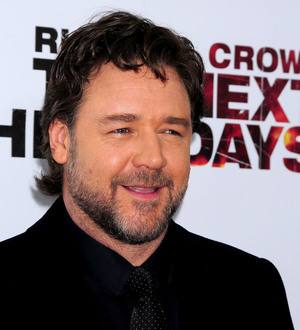 Russell Crowe calls for donations for Texas fire victims