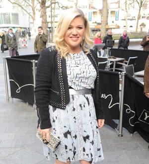 Kelly Clarkson brushes off critic's fat comments