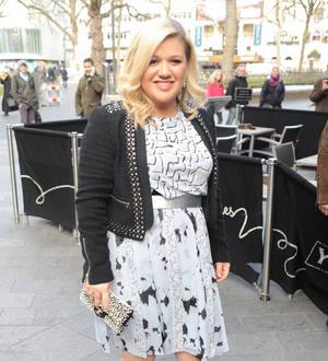Kelly Clarkson brushes off critic's fat comments