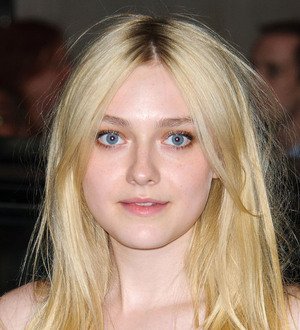 Dakota Fanning meets with cancer survivors