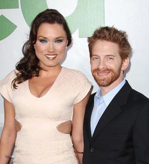 Seth Green nursing wife through leg injury