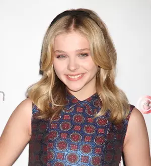 Chloe Grace Moretz creating Carrie prom dress