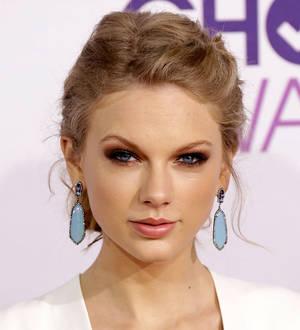Taylor Swift donates books to Pennsylvania hospital