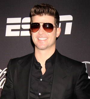 Robin Thicke has Paula Patton on his mind onstage