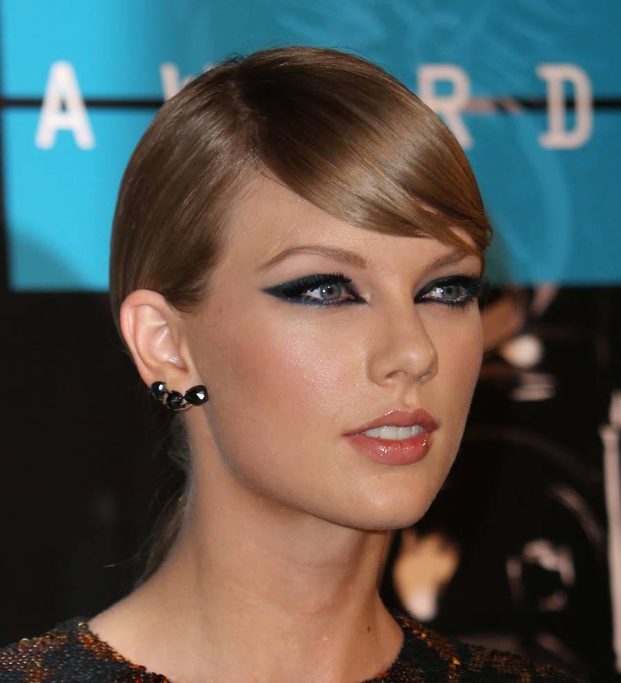 Taylor Swift donates books to New York City school
