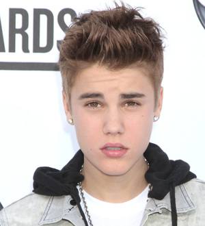 Justin Bieber shows off English accent