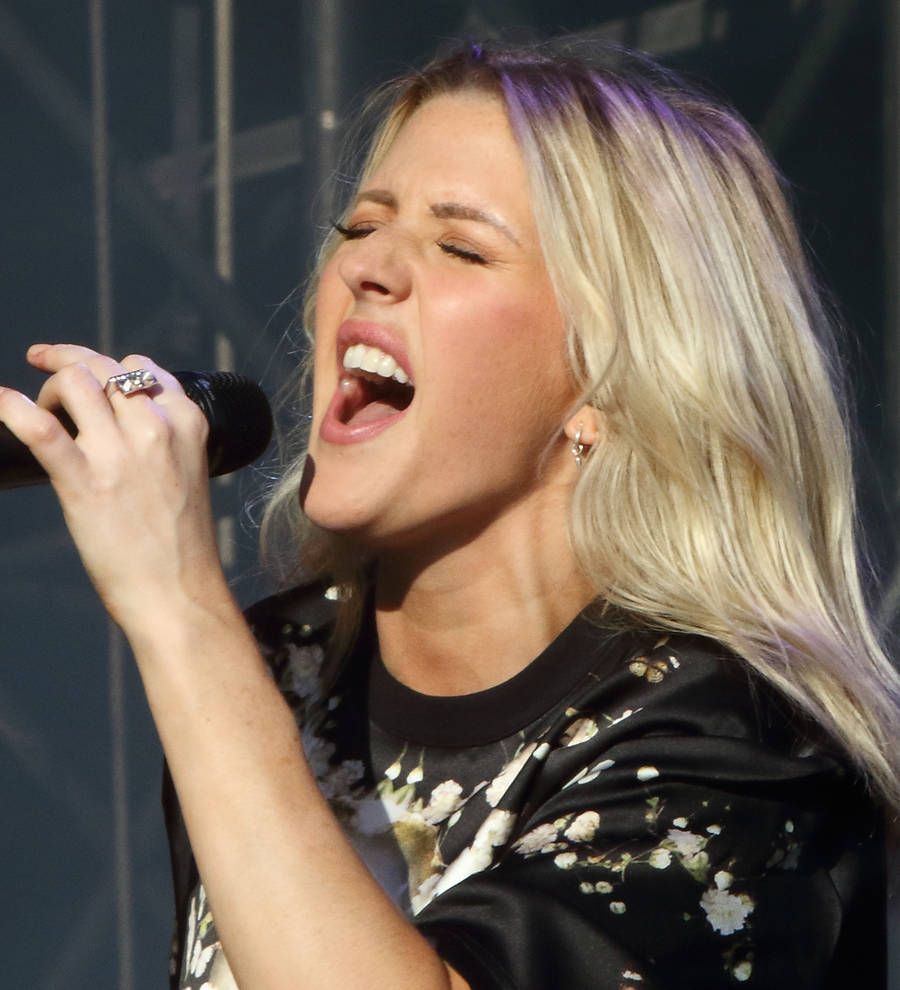 Ellie Goulding denies lip-synching during sports performance