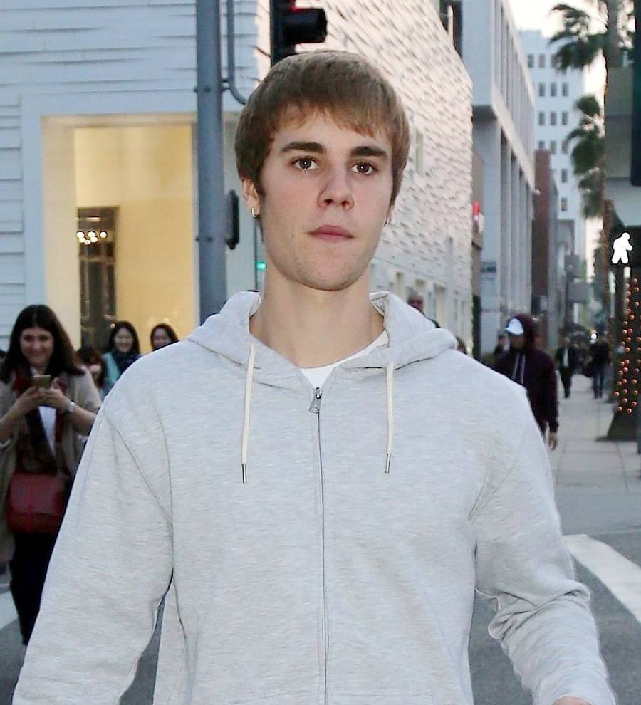 Justin Bieber battles bronchitis during surprise club performance