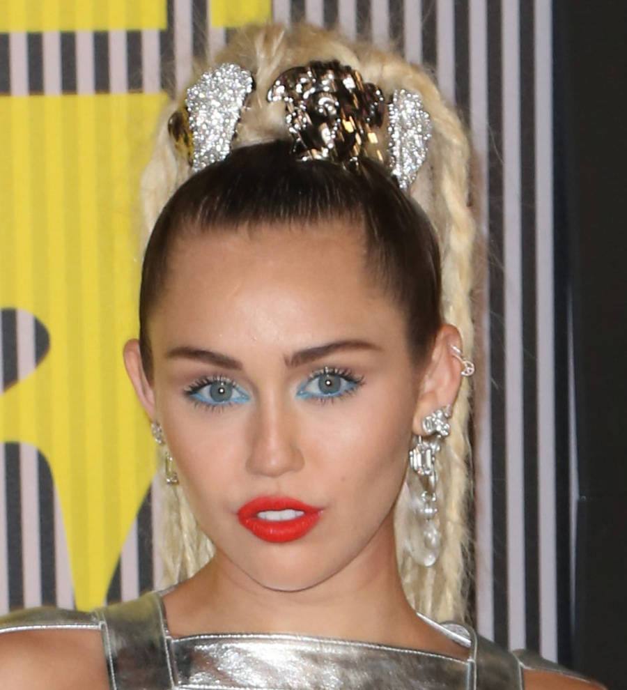 Nicki Minaj aim at Miley Cyrus in tense VMAs onstage stand-off