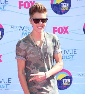 Justin Bieber & Selena Gomez face off for J-14 Teen Icon awards