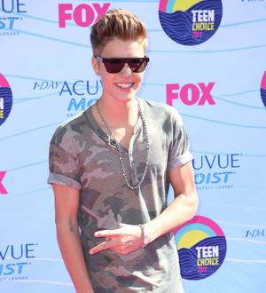 Justin Bieber & Selena Gomez face off for J-14 Teen Icon awards