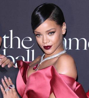 Rihanna mobbed by fans in Paris