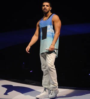 Fan bids 0,000 for Drake's sneakers
