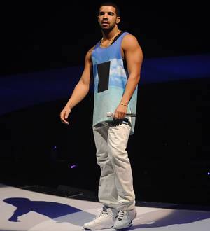 Fan bids 0,000 for Drake's sneakers