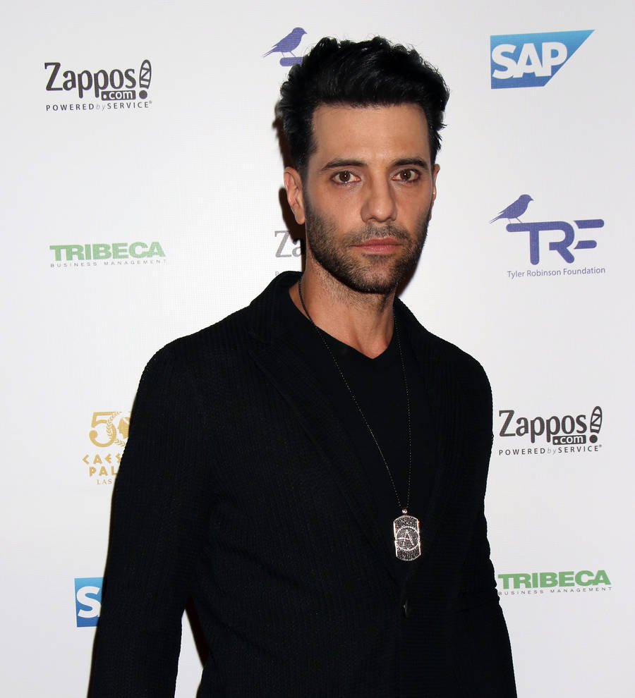 Criss Angel stuns Paris Jackson with levitation trick