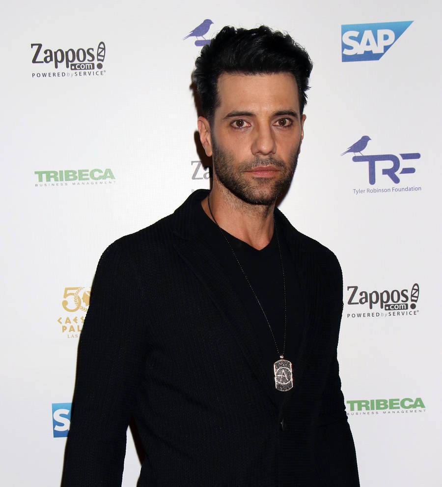 Criss Angel stuns Paris Jackson with levitation trick