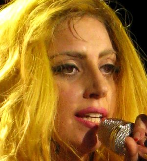 Lady Gaga condemns cosmetic surgery