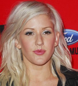 Ellie Goulding strips off at gig