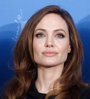 Angelina Jolie donates,000 for Syrian refugee tents