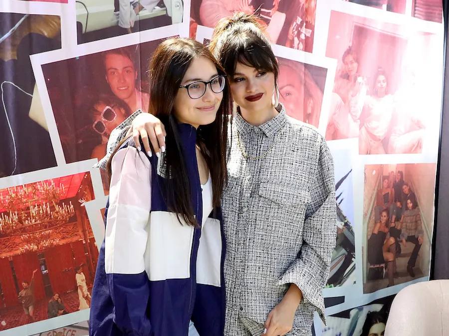 Ten Cute Poses To Hit At Your Next Celebrity Meet-and-Greet!