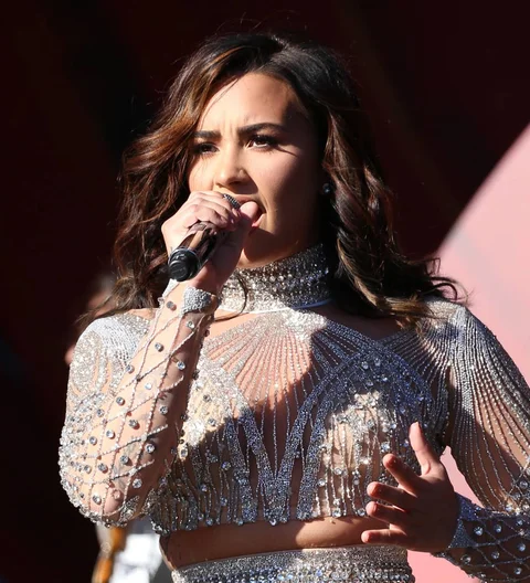 Demi Lovato backs pal's cancer appeal for sick mother