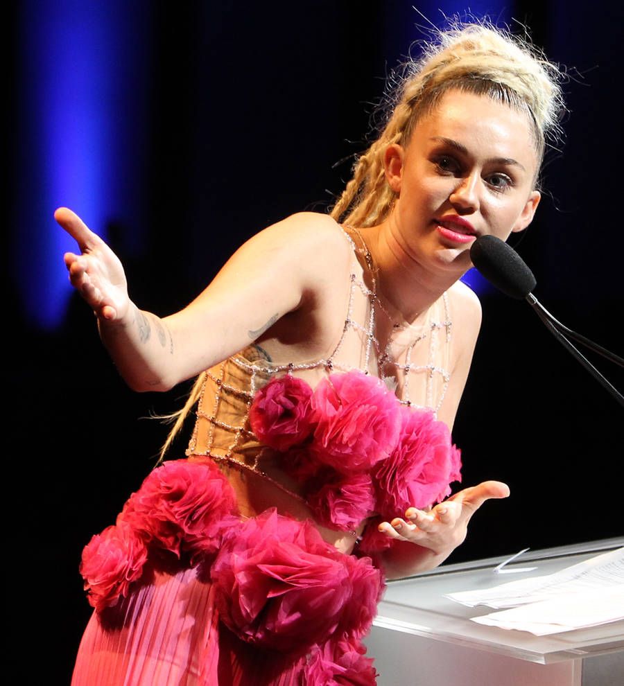 Miley Cyrus licks piano for charity auction