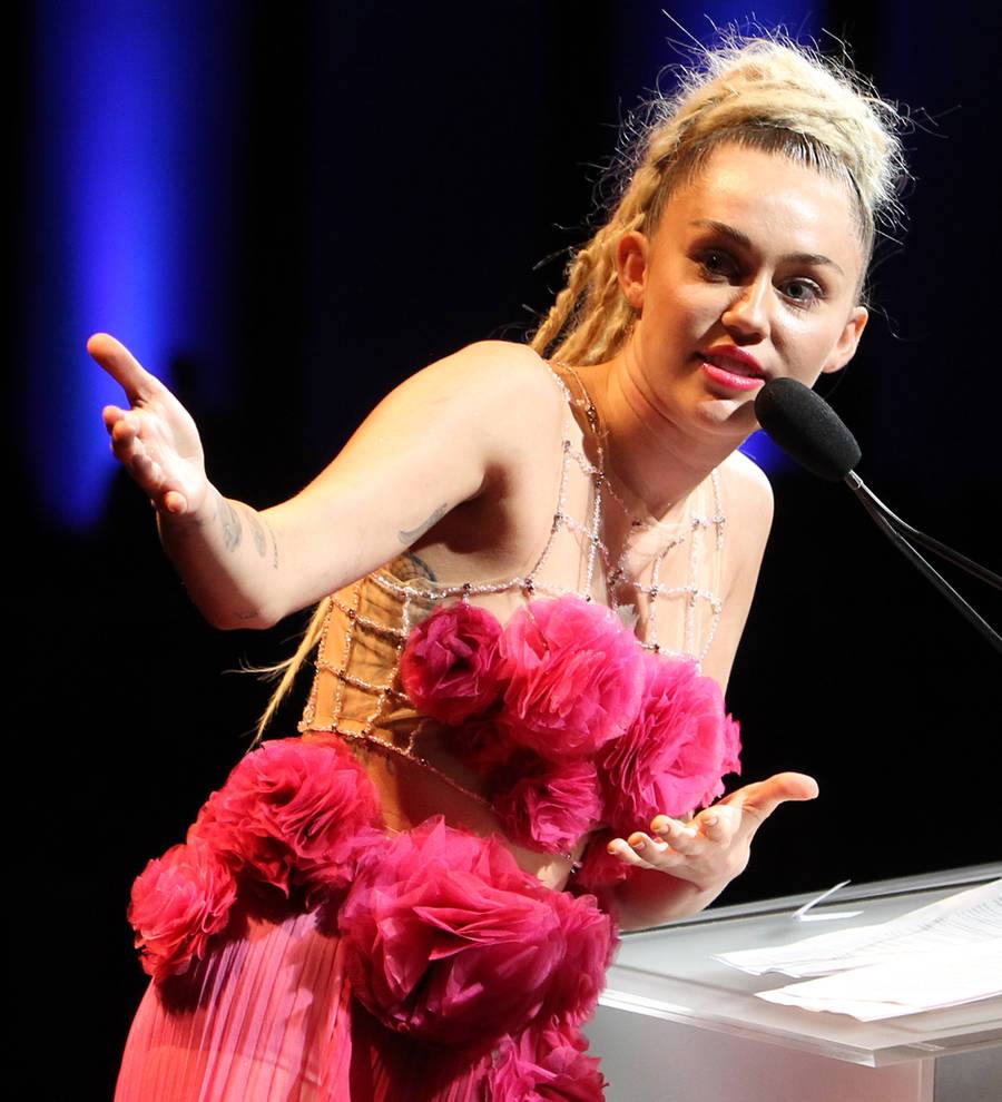 Miley Cyrus licks piano for charity auction