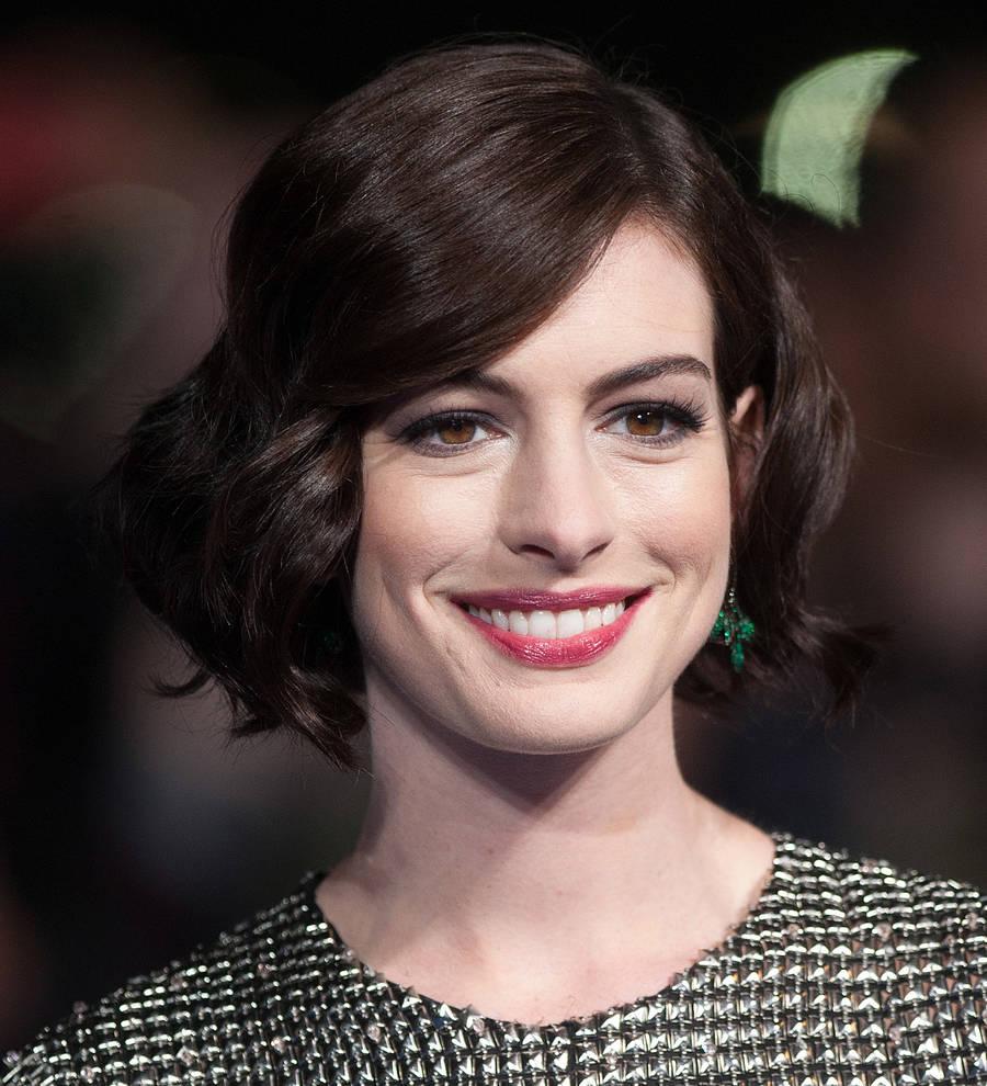 Anne Hathaway shows off bump in bikini picture