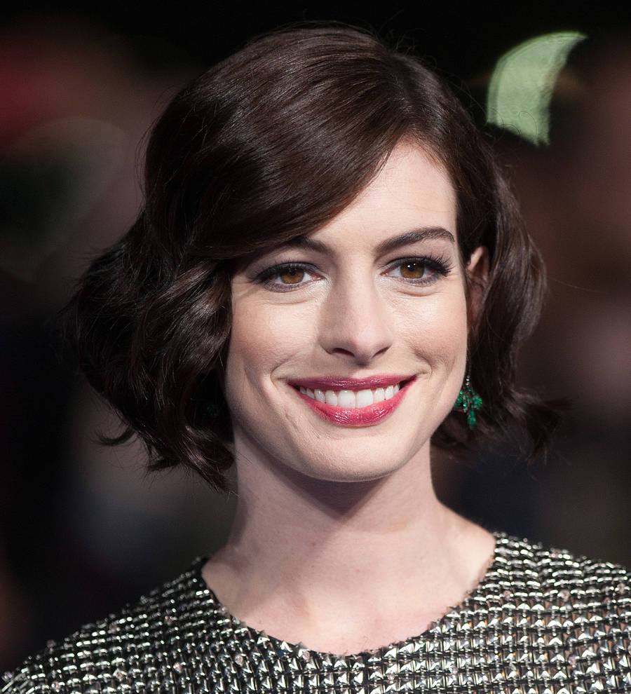 Anne Hathaway shows off bump in bikini picture