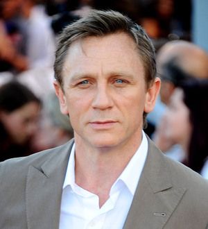 Daniel Craig struggles not to smoke